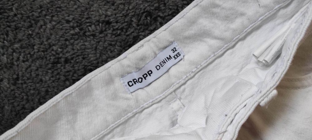 Białe jeansy Cropp 32 xxs przed kostkę