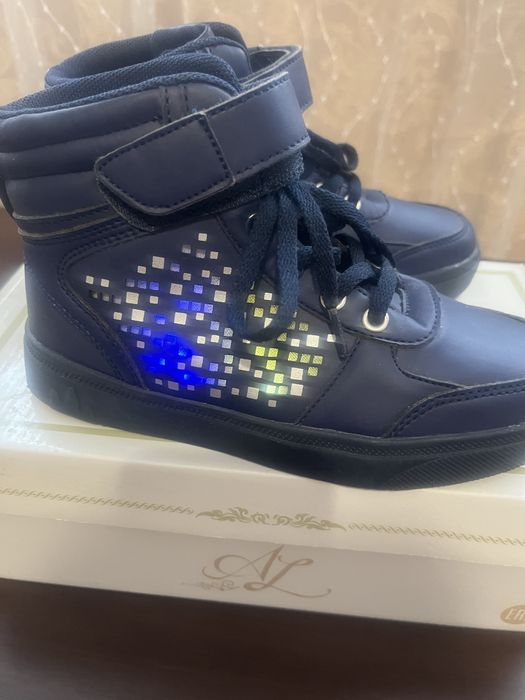 Нові високі кросівки, хайтопи для дівчинки