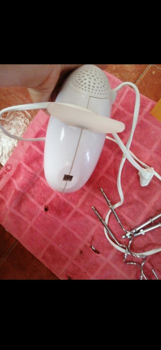 Batedeira kunft + acessórios, bom estado.