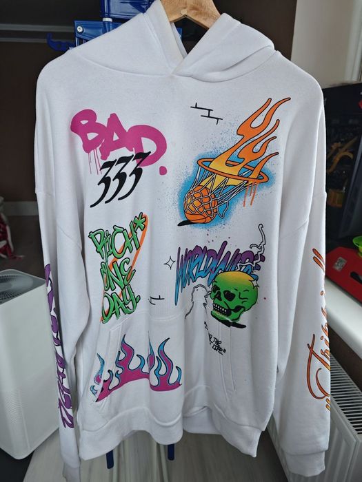 Худі біле з яскравим принтом, капюшон та кишені