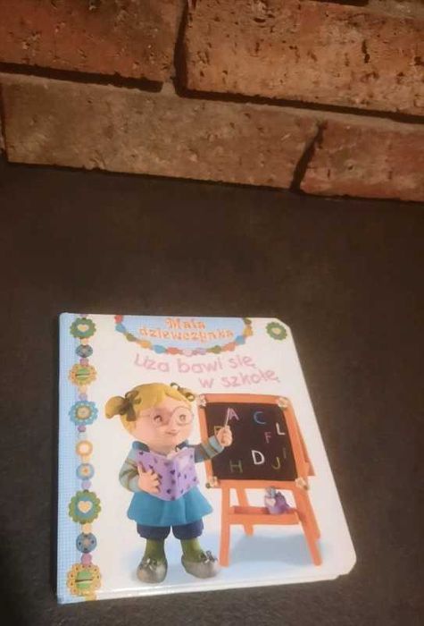 Książeczka Mała dziewczynka Liza bawi się w szkołę.