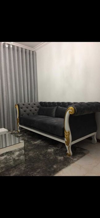 Sofá clássico e elegante cinzento com detalhes dourados – 2,05 m
