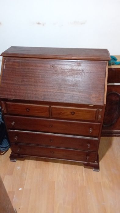 Escrivaninha usada cheia de personalidade