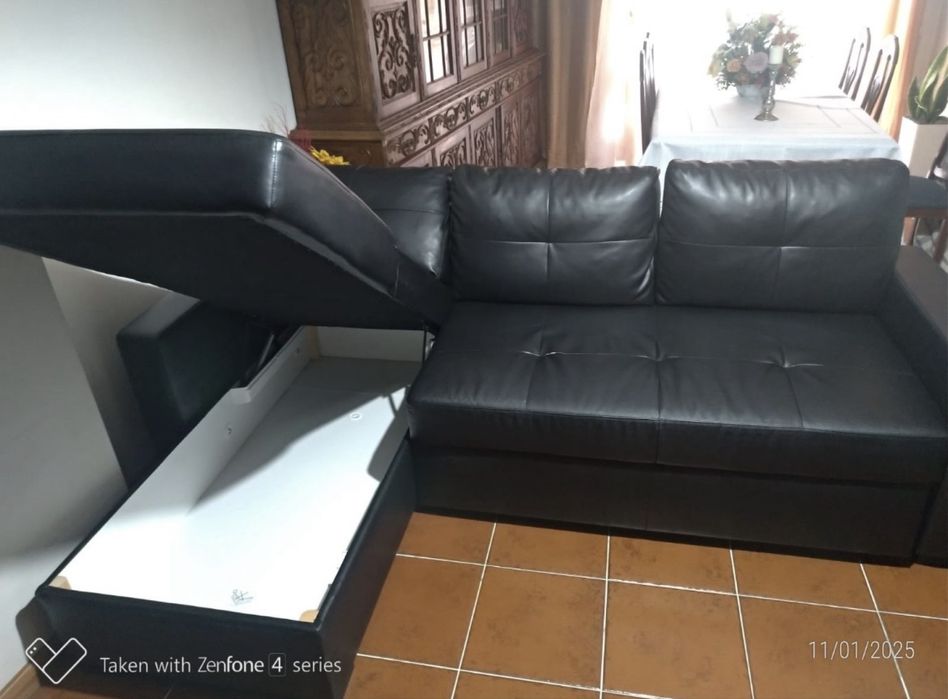Sofá cama em couro muito confortável