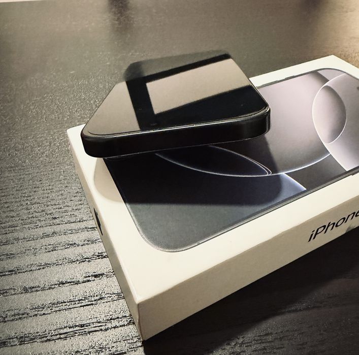 iPhone 16 Pro com capa Apple - Impecável!