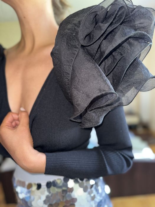 Zara bluzka sweter głęboki dekolt duże ozdoby ramiona pagony tiul S