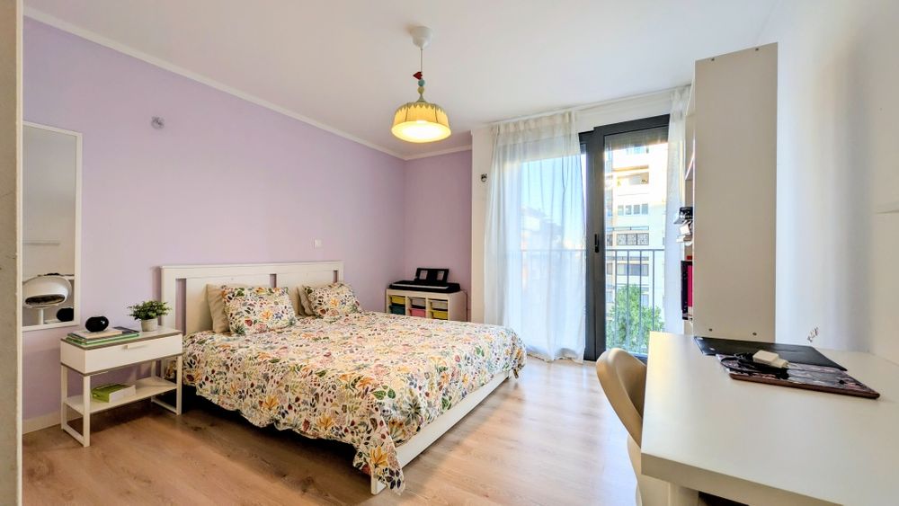 Excelente Apartamento Mobilado com Garagem e Arrecadação – A 800m da Praia e a 20 min de Lisboa!
