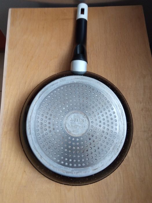 Сковорода диаметр 24см,28см.