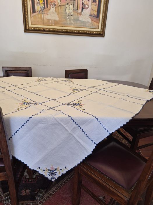 Toalha de mesa em linho, bordada a mão