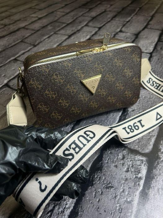 ЦЕНА БЫЛА 3000!Женская брендовая сумка Guess,коричневый клатч ЭКО кожа