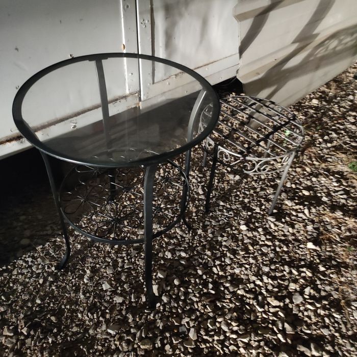 Mesa e banco de ferro