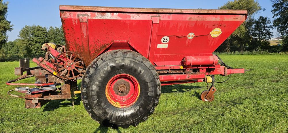 Rozsiewacz wapna bredal 10 ton.