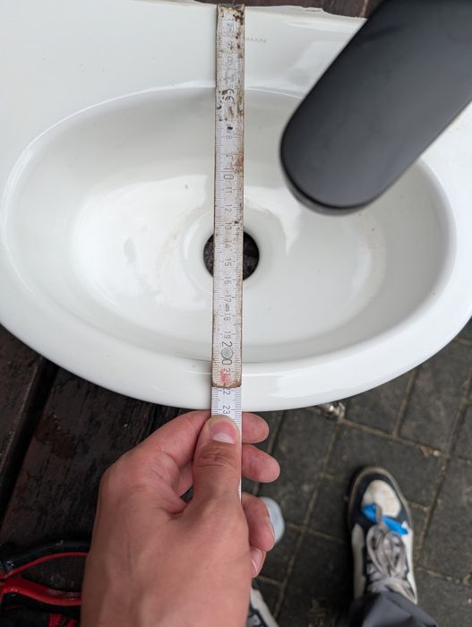Umywalka z czarną baterią i syfonem