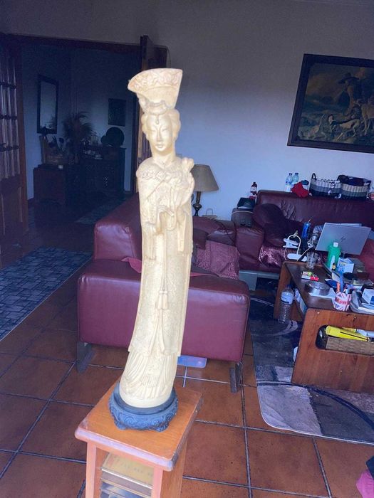 Estatua marfinite associada a figuras como Guanyin -COM SELO