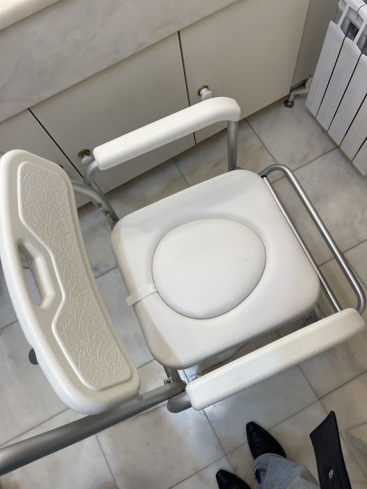 Cadeira sanitária de 4 rodas