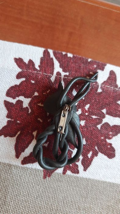 Broszka czarna róża