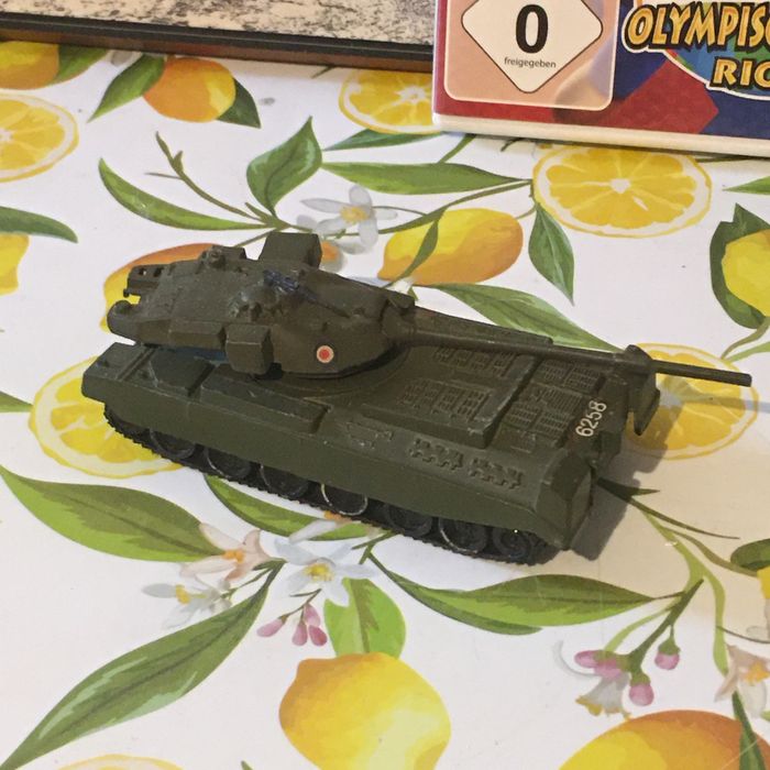 zabytkowy model czołgu Corgi Toys Chieftain.