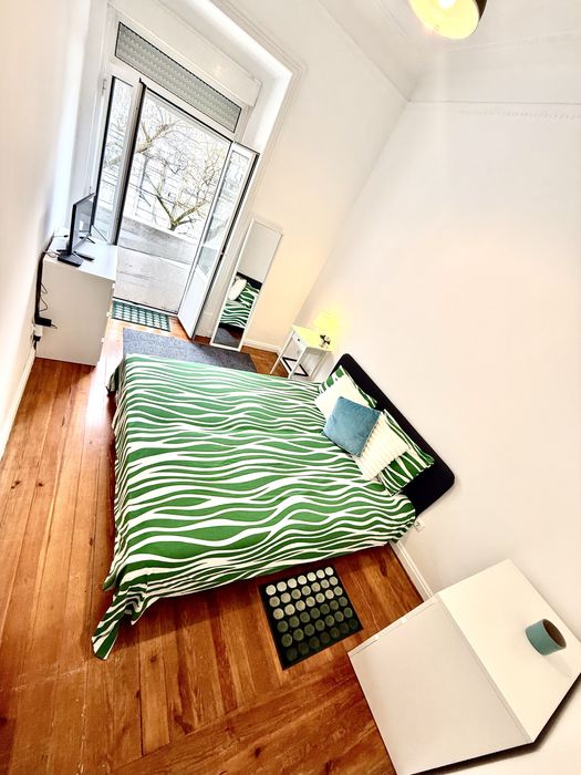 QUARTO mobiliado p casal ou familiares em frente El Corte Ingles