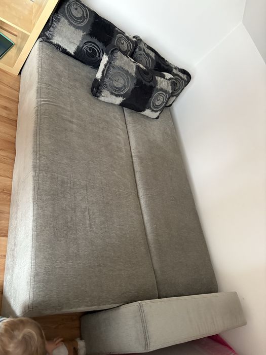 Szara rozkładana kanapa