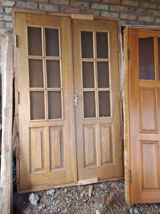 Двері міжкімнатні  і двері вхідні дерев'яні з коробками