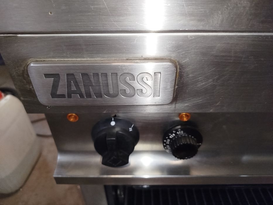 Газова плита професійна Zanussi.