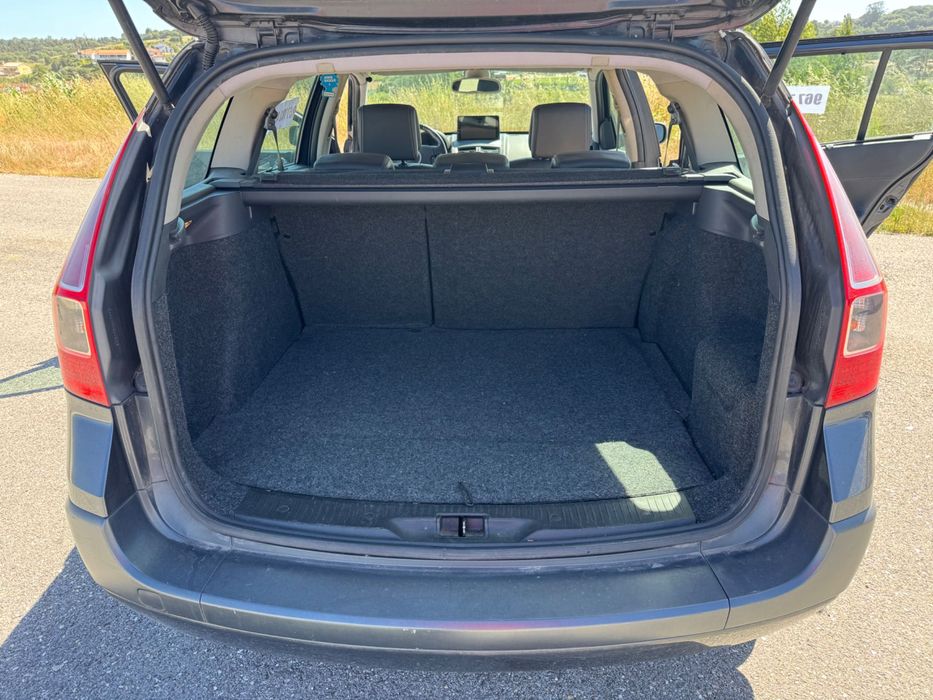 Renault Mégane Break 1.5 dCi — 2006 · 206.711 km · Android Auto · Revisões em dia