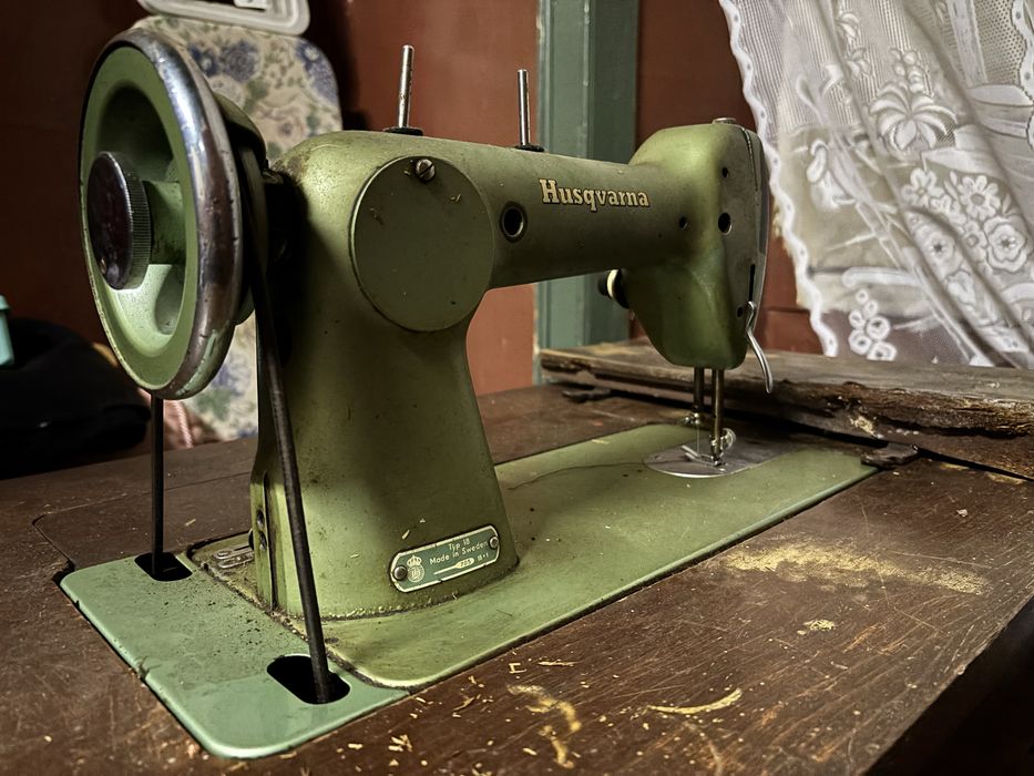Máquina de Costura Antiga Husqvarna com Móvel