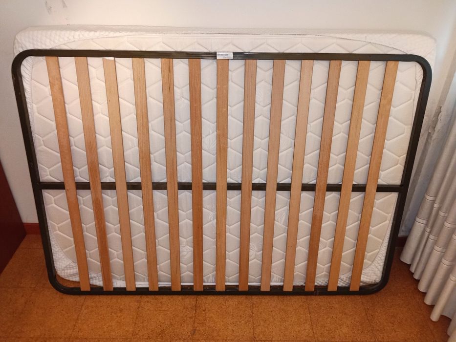 Estrado metálico mais colchão para cama de casal em exemplar estado de