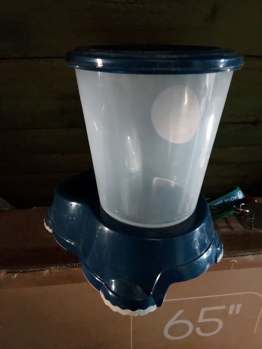 Podajnik na wodę dla psa oddam za darmo