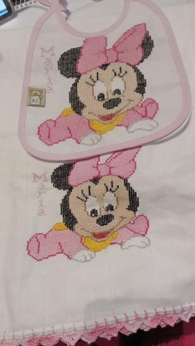 fralda e babete bordada /  fitinha de chupeta