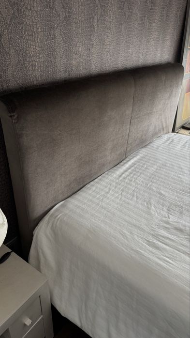 Cama casal veludo,SEM ESTRADO E COLCHAO,195x160,com mesa cabeceira e candeeiro
