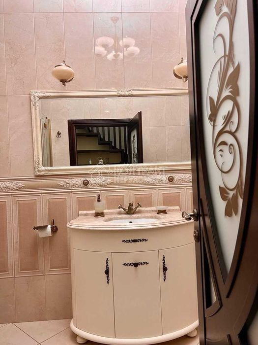 Продається будинок 307 м2, з бомбосховищем, м. Студентська