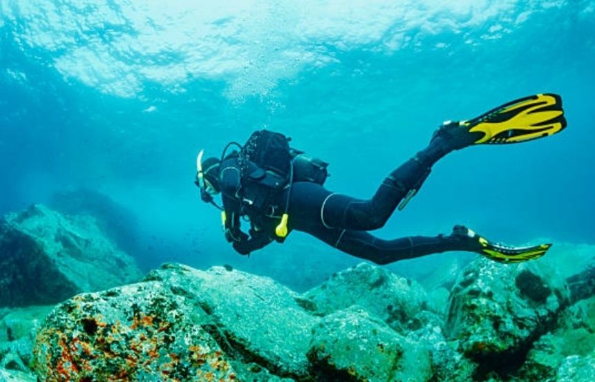 Водолаз дайвер ныряльщик. Водолазні роботи з металошукачем .
