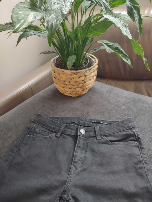 Czarne jeansowe dżinsowe spodnie szorty Zara 34/XS damskie młodzieżowe