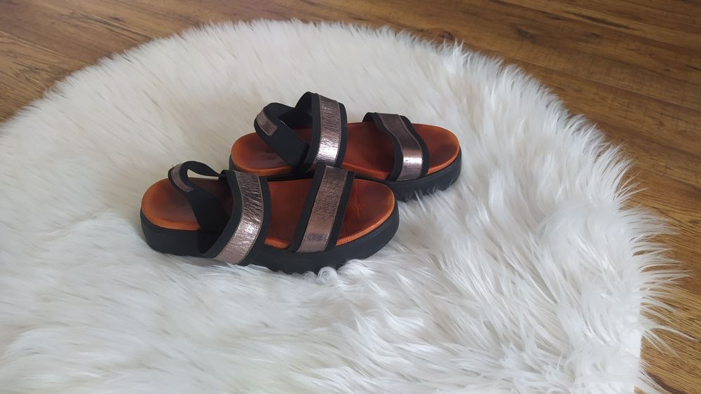 Czarne sandały na platformie