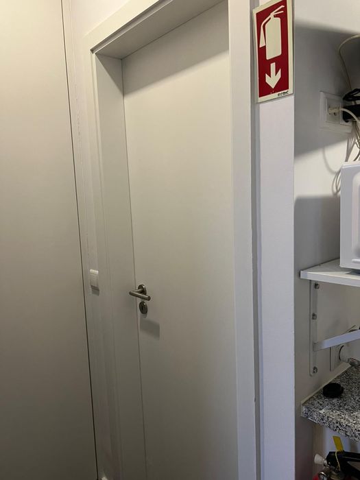 Trabalho de pintura e remodelação e montagem de móveis