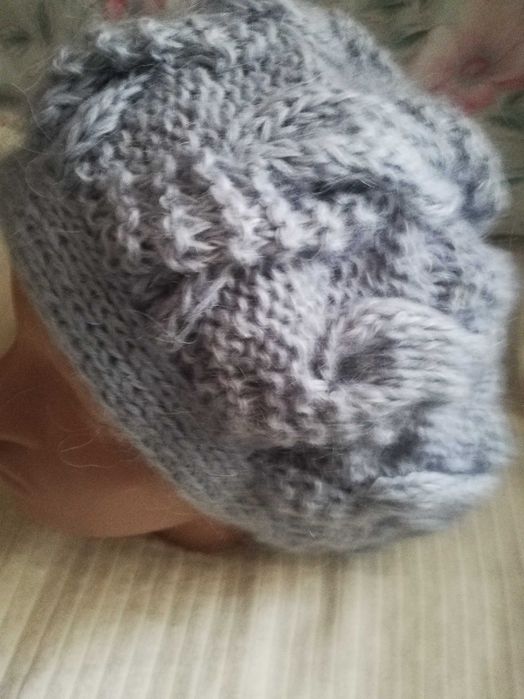 Шапка, берет  вязаный из теплой пряжи