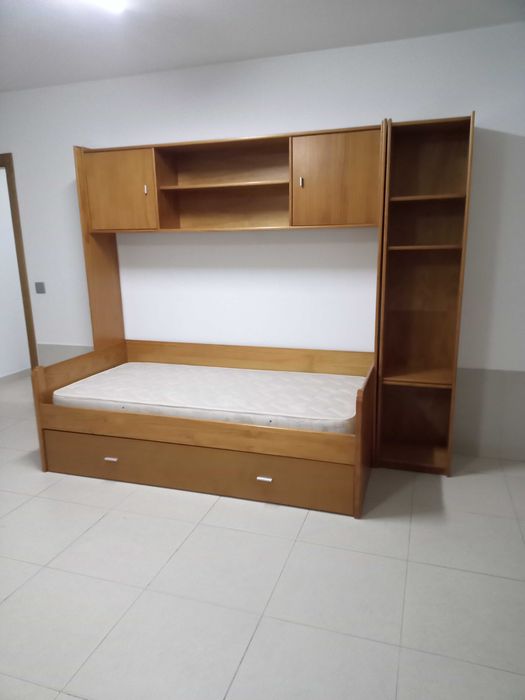 Cama dupla com estante incorporada em perfeitas condições