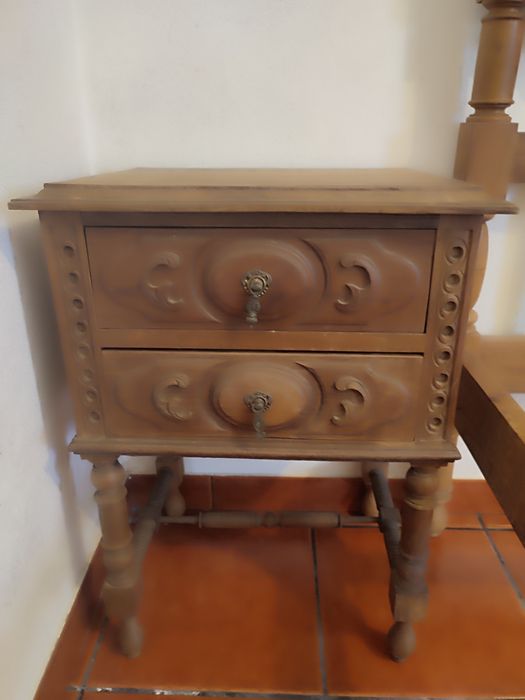 Mobília antiga em cru.