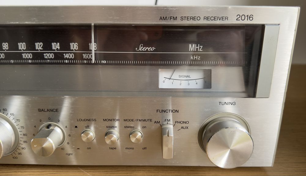 Amplituner stereo Sanyo Model 2016 – klasyczny vintage / retro