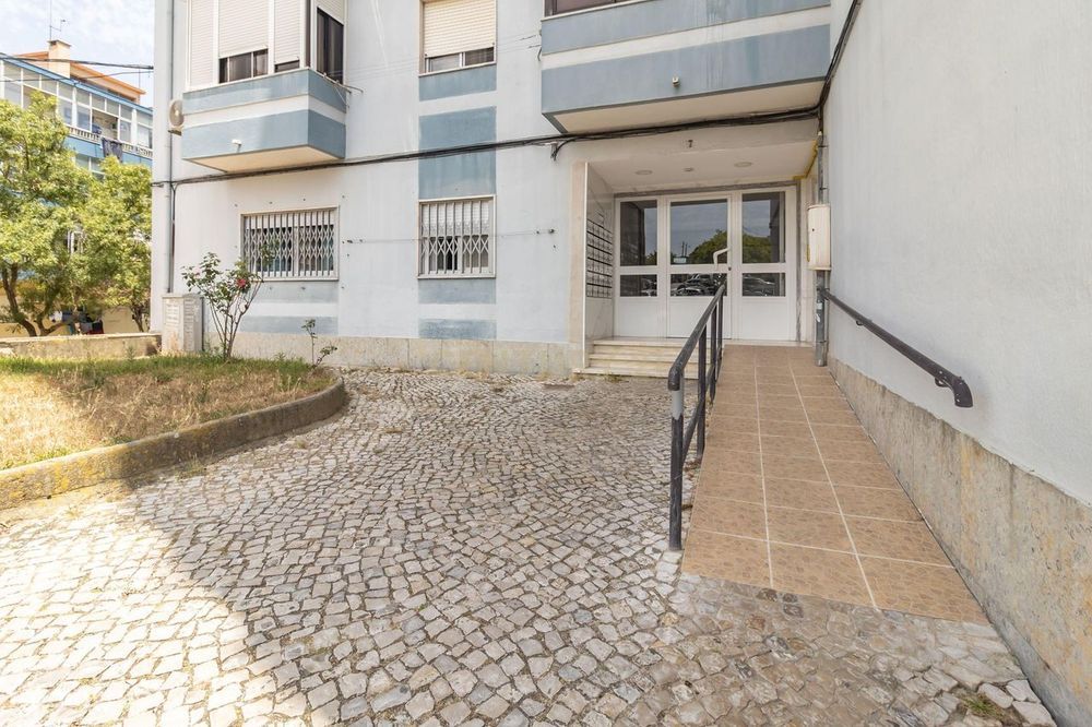Apartamento T3 com elevador e varanda no Laranjeiro – Almada