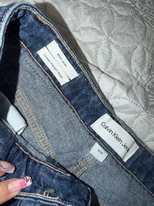Calvin Klein Jeans J20J219318 Mom Fit W28 niebieskie jeansy