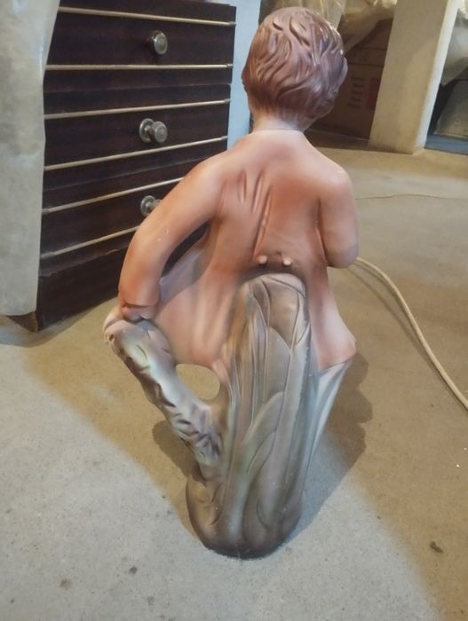 Estatueta menino estudante