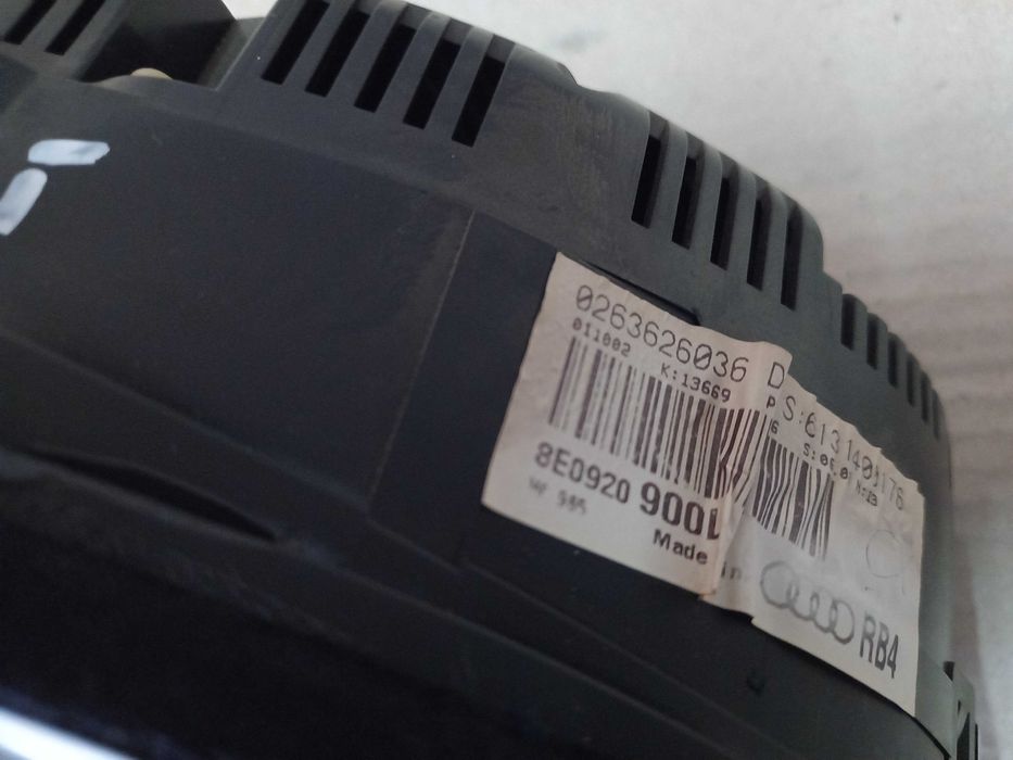 Licznik Audi A4 B6 2.0 benzyna manual -900L