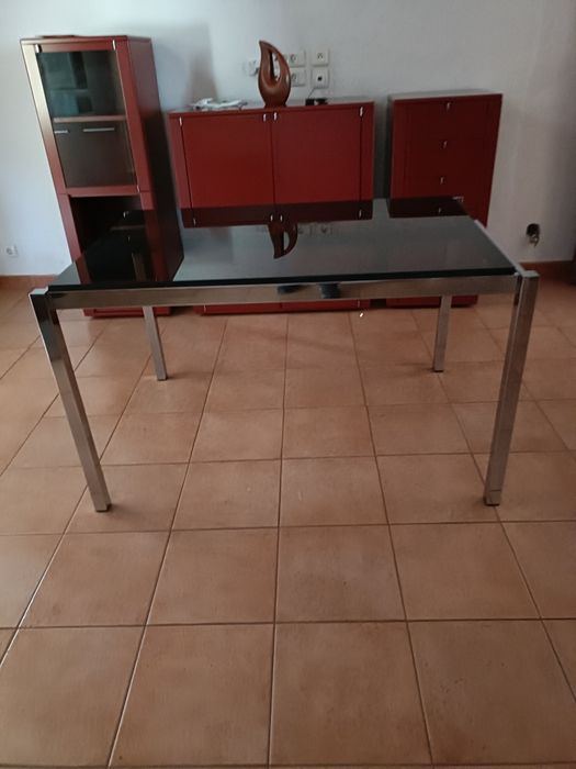Mesa de vidro para 6 lugares com 4 cadeiras