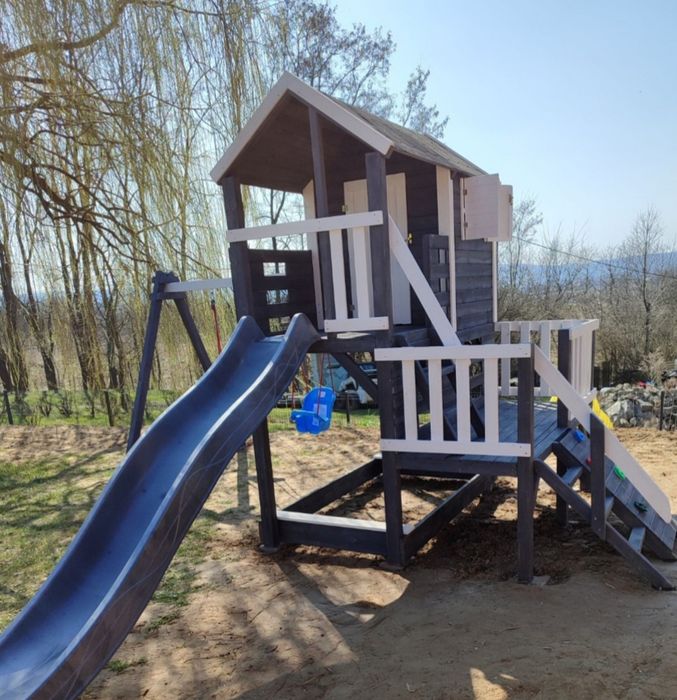 Plac zabaw dla dzieci, domek, zjeżdżalnia, huśtawka, meble ogrodowe.