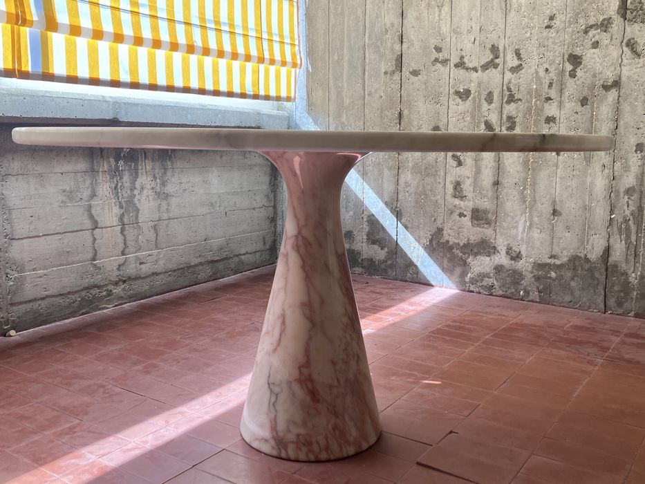 Mesa circular em mármore polido