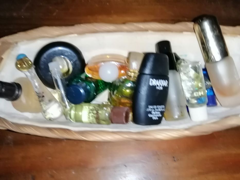 Golas em lã e perfumes miniaturas