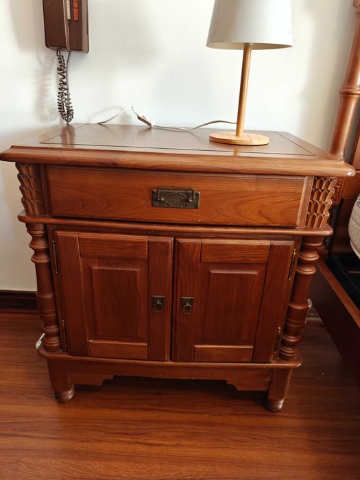 Mobiliário de quarto em madeira maciça