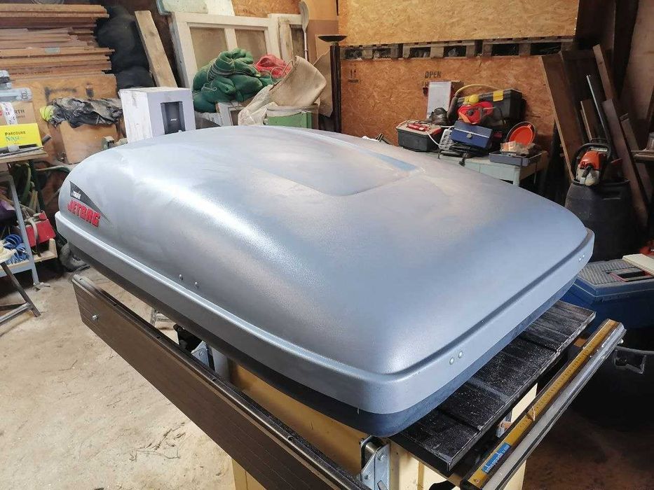 Caixa de tejadilho Thule Jetbag com grande capacidade de 300 litros.